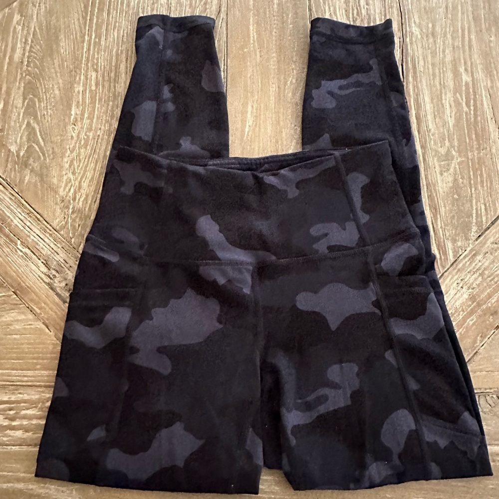 EUC Yogalicious Lux XS black camo leggings